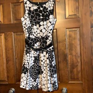 Sleeveless floral dress with patent leather belt